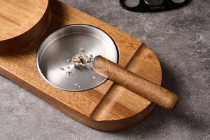 Cendrier à cigares élégant en bois pour la maison, le bureau et l'extérieur – Support à cigares pratique et raffiné, universel pour l'international - Product Image 2