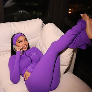 Conjunto Deportivo de Dos Piezas para Mujer con Logotipo Personalizado, Top con Cierre y Orificios para Pulgares, Leggings Ajustados, Ropa Deportiva para Mujer - Product Image 6