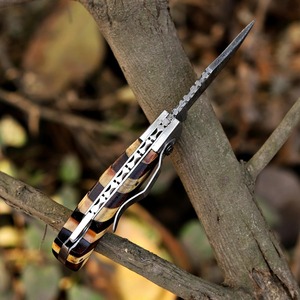 Cuchillo Plegable de Damasco Hecho a Mano de Grado Industrial con Funda de Cuero, Cuchillo de Bolsillo OEM de Acero de Damasco con Mango de Madera para Camping y Actividades al Aire Libre - Product Image 2
