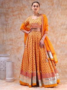 Lehenga Choli jaune imprimé avec dupatta contrastant et bordure dorée |   Tenue Traditionnelle Ethnique de Créateur pour Femme pour Fêtes et Mariages - Product Image 4