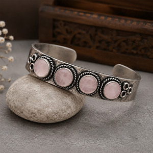 Bracelet ouvert unisexe en laiton plaqué or/argent fait main, style vintage tribal, motif Rosy Crest Rose Quartz, cadeau de bijoux - Product Image 3