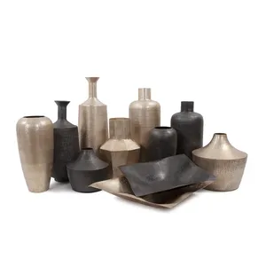 Vase à fleurs en métal doré contemporain fait main, support haut de gamme pour arrangements floraux, pour architectes, designers d'intérieur, maisons de luxe - Product Image 2