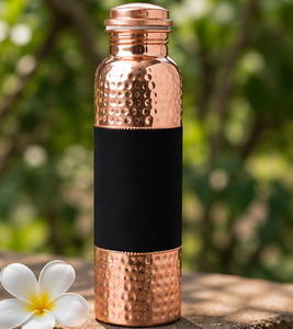 Bouteille AuraMule Stealth en cuivre martelé avec manchon central en silicone noir, design minimaliste, matériau en cuivre pur, couvercle anti-fuite - Product Image 5