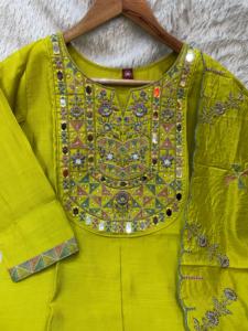 Conjunto de Kurti Largo Bordado en Seda de Mango y Viscosa Verde Puro con Dupatta, Ropa Casual Tradicional India y Pakistaní para Mujer - Product Image 3