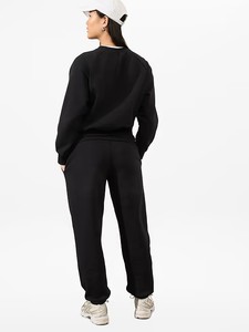 Sudadera Unisex Negra con Capucha y Mangas Raglán, Corte Holgado, 100% Algodón Felpa, Ropa Casual de Invierno con Bolsillos - Product Image 3