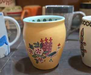 Mug à café en céramique Kulhad jaune, design floral vintage paon, vaisselle réutilisable pour la maison - Product Image 1