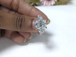 Bague de fiançailles Lurba Jewels en or blanc 14 carats avec diamant de laboratoire taille radiant de 3,70 carats, sertie pavé trois pierres, certifiée IGI, tendance - Product Image 4