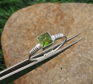 Bague Solitaire Classique Bohème en Argent Sterling 925 avec Peridote Sertie à la Main, Certifiée Jaipur - Product Image 1