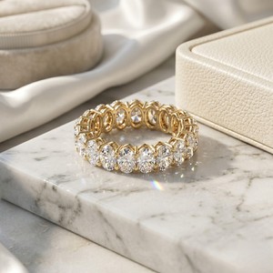 Bague éternité ovale sertie de pierres de 3,80 carats au total - Product Image 1