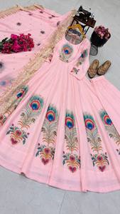 Nouvel ensemble Anarkali en soie pour femme, idéal pour les soirées, avec dupatta et pantalon, imprimé, sans travaux manuels, longueur ras du sol, infroissable, réversible, à séchage rapide - Product Image 5
