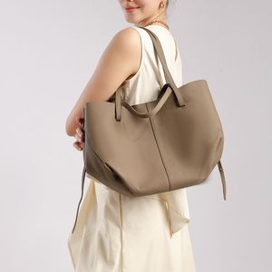 Bolso Tote de Cuero Genuino para Mujer, Personalizado, al por Mayor, OEM, con Cierre de Cremallera, Impermeable, Duradero, Correa Ajustable, Capacidad de 2-2.9L - Product Image 2