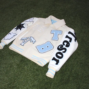 แขนเสื้อหนังเทียมระดับพรีเมียม – สไตล์ Letterman ทรงบ็อกซี่แบบเรโทร พร้อมขอบยางยืดลายทางและรายละเอียดลายปะ - Product Image 3