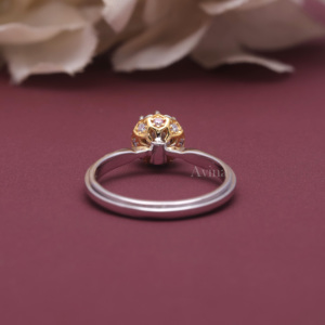 Anillo de compromiso solitario con diamante cultivado en laboratorio certificado por IGI, oro de dos tonos blanco/rosa y amarillo de 14 quilates con halo oculto para mujer - Product Image 4
