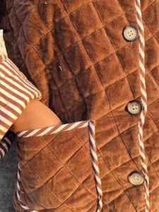 Chaqueta de Invierno Acolchada Reversible y Transpirable de Terciopelo de Algodón con Diseño a Cuadros, Hecha a Mano para Mujer - Product Image 4