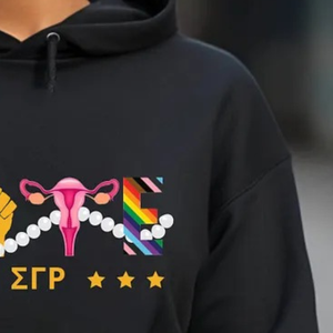 Sudadera con capucha negra nueva para mujer con estampado gráfico de hermandad griega, estilo pullover, con mensaje electoral, personalizada para el campus - Product Image 3