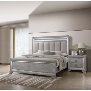 Comodino Contemporaneo in Legno Massello Grigio Chiaro per Camera da Letto - 1 Pezzo con Due Cassetti e Dettagli a Specchio Smussato - Product Image 4