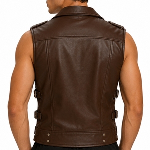 Veste en cuir pour homme sans manches avec fermeture éclair, style motard, plusieurs poches utilitaires, sangles latérales réglables, production en usine - Product Image 2