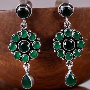 ต่างหูห้อยรูปดอกไม้สไตล์โบฮีเมียนประดับด้วยทองเหลืองชุบเงินและหินออนิกซ์สำหรับผู้หญิง |   เครื่องประดับอินเดียทำมือ |   ผู้จัดจำหน่ายสินค้าแฟชั่นขายส่งจำนวนมาก - Product Image 2