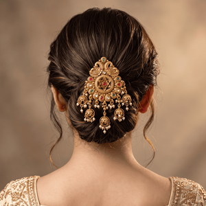 Broche para el Cabello en Tono Dorado Imitación con Perlas y Piedras Verdes y Rojas, Accesorio Tradicional Indio para Novias, Uso Festivo - Product Image 2