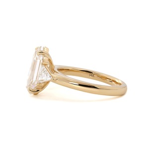 Bague tendance pour femme en or jaune 14 carats avec diamant de laboratoire hexagonal allongé de 3 carats et pierres latérales triangulaires - Product Image 3