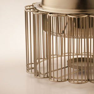Plat à réchaud élégant finition or, présenté sur un support en fil métallique style cage avec couvercle en dôme, idéal pour les événements gastronomiques et les mariages. - Product Image 4