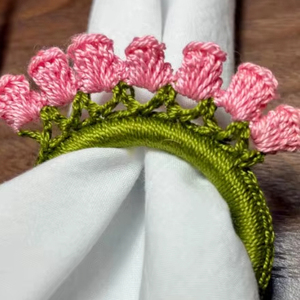 Anillo de Servilleta Floral de Ganchillo: Decoración de Mesa Hecha a Mano con Diseño de Tulipán para Primavera y Regalo de Inauguración de Casa - Product Image 1