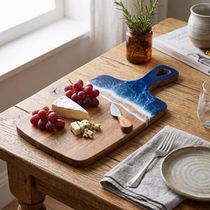 Planche à découper en bois et résine époxy personnalisée, planche à découper artisanale pour la cuisine, planche décorative pour servir les aliments - Product Image 4