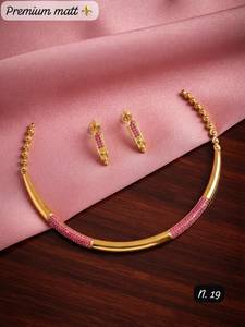 Conjunto de Collar y Pendientes Clásicos Chapados en Oro con Perlas de Imitación y Kundan, Incrustaciones de Zirconia Rosa y Verde, Diseño Geométrico para Mujer, Boda - Product Image 2