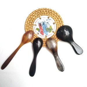 Cuillère en corne de buffle naturelle, fabriquée à la main et polie, idéale pour servir des épices, des condiments ou pour une utilisation décorative à table, de haute qualité - Product Image 6