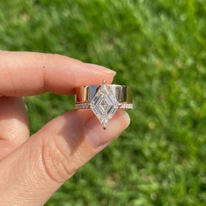 Bague de luxe en argent sterling 925 plaqué or avec diamant de laboratoire ajustable, bijou élégant et spectaculaire, pierre étincelante et brillante - Product Image 1