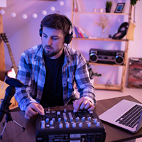 Generator Musik AI & Layanan Pembuatan Lagu |   Perangkat Lunak Komposisi Audio Canggih untuk Pembuat Konten dan Bisnis Global
