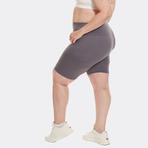 Shorts pour femmes à taille haute en tricot gris uni, coupe sportive, fermeture élastique, respirant, coupe régulière - Product Image 3
