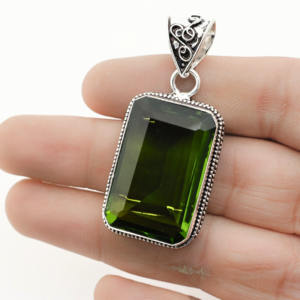 Colgante rectangular con piedra preciosa verde peridoto – Colgante relleno de plata - Product Image 3