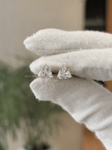 Boucles d'oreilles solitaires en diamant de laboratoire taille trillion prestige 1,05 ct VS EF, or massif 14 carats, bijoux fins modernes, cadeau d'anniversaire - Product Image 4