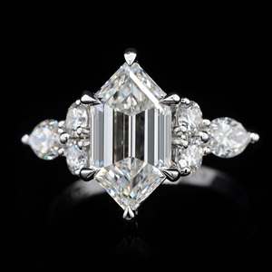 Bijou de luxe fait main VVS Diam en argent sterling 925, 2,00 CT Moissanite, serti de griffes hexagonales, avec accent de grappe marquise, certifié IGI - Product Image 1