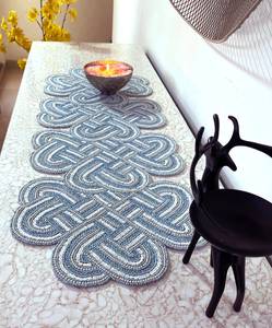 Chemin de table décoratif de luxe fait main, brodé floral, écologique, léger, durable, forme personnalisée, pour salle à manger - Product Image 4