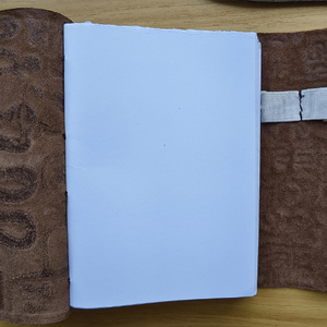 Diario de Cuero Marrón Grabado en Relieve Estilo Vintage con Colgante de Piedra de Cristal, Diario Artesanal Texturizado, Diario de Viaje y Cuaderno - Product Image 4