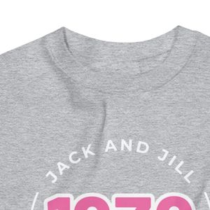 เสื้อสเวตเชิ้ตคอกลมสีชมพู Jack and Jill ลายพิมพ์วงกลม JJ ปี 1938 แบบยูนิเซ็กส์ เนื้อผ้านุ่ม สวมใส่สบาย แขนยาว เสื้อพูลโอเวอร์ ขายส่งเสื้อผ้า - Product Image 4