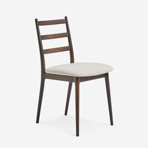 Silla de Madera con Acabado en Nogal Sólido y Asiento de Tela Bouclé Premium - Product Image 1