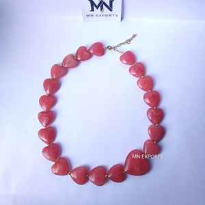 Le collier en résine en forme de cœur est un mélange parfait d'amour, d'art et de style moderne. Fabriqué avec des résines artisanales de qualité supérieure - Product Image 1