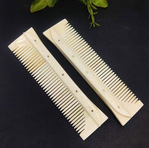 Peigne à cheveux 100% naturel, écologique, fait main, style moderne, en os de buffle, artisanat naturel - Product Image 1
