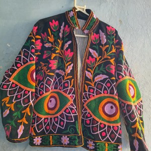 Veste en velours brodée à la main, style bohème, motifs floraux et œillets, broderie Suzani vibrante, cadeau idéal - Product Image 3