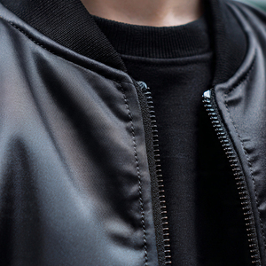 Blousons Bomber Homme à Fermeture Éclair avec Poches sur les Manches, Col Rond, Blouson Bomber en Satin, Blouson Bomber d'Hiver Imperméable pour Homme - Product Image 4