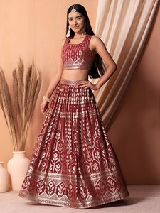 Robe de demoiselle d'honneur en georgette brodée de sequins bordeaux, coupe trapèze longue, col montant, manches courtes - Product Image 3