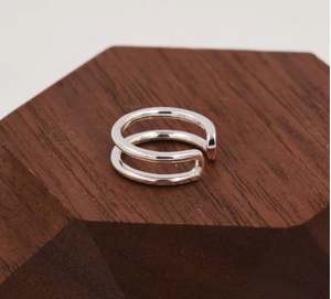 Pendiente tipo ear cuff con acabado de lámina arrugada en plata de ley, disponible en plata o oro, sin perforación, con efecto fundido y martillado. - Product Image 2