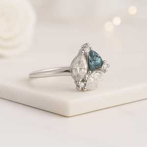 Anillo de Promesa Único con Moissanita Azul Corte Trillón y Marquesa, Plata 925 Original, Estilo Moderno y Brillante, Joyería de Regalo para Ella - Product Image 3