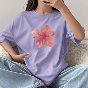 T-shirt en coton charmant, imprimé floral pastel doux, ambiance décontractée, idéal pour le quotidien, fabriqué en usine au Bangladesh, haute qualité. - Product Image 1