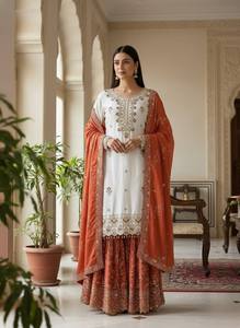 Kurta en coton blanc brodé avec dupatta et jupe orange, tenue ethnique traditionnelle indienne et pakistanaise pour femmes, longueur au sol. - Product Image 1