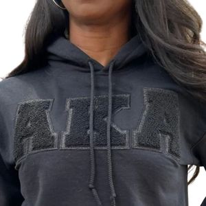 Sweat à capuche unisexe noir avec patch chenille lettres grecques, pull premium, streetwear élégant et confortable - Product Image 3