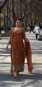 Vestido Anarkali Pakistaní Premium Azul Hielo Brillante, Largo, con Cuerpo Adornado con Cristales y Detalles Intrincados en Plata - Product Image 3